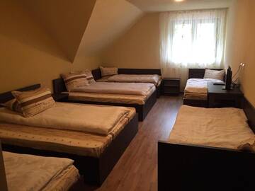 Фото номера Трехместный номер с балконом Гостевой дом Pensiunea Popasul Ursilor г. Chişcău 5