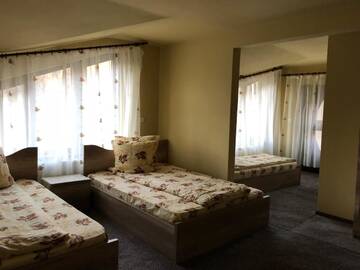 Фото номера Стандартный номер с кроватью размера &quot;king-size&quot; Хостелы Hostel Mirela г. Chişcău 5