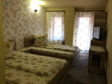 Фото номера Номер с кроватью размера «king-size» и балконом Хостелы Hostel Mirela г. Chişcău 7