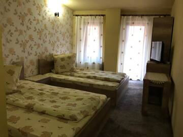 Фото номера Номер с кроватью размера «king-size» и балконом Хостелы Hostel Mirela г. Chişcău 8